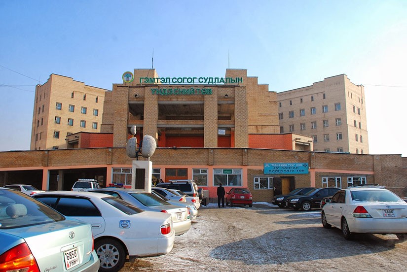 Галд өртсөн Б.Амин-Эрдэнэ охин гурван удаагийн арьс нөхөх эмчилгээнд орж энгийн тасагт шилжсэн.